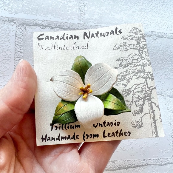 Canadian Naturals Trillium flower pin or brooch - Picture 3 of 3